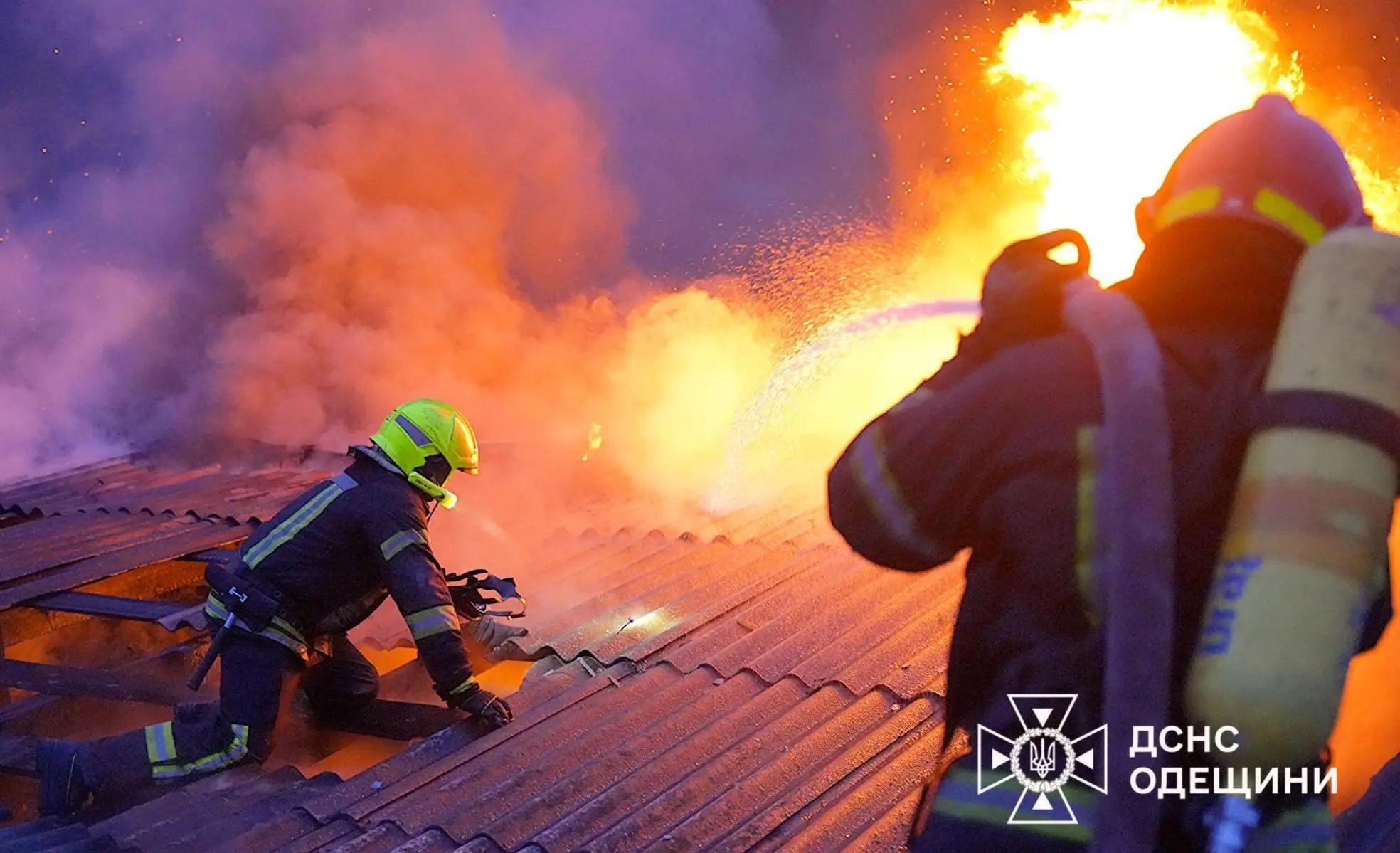 На Одещині гасили пожежу в житловому будинку: дві людини отримали опіки
