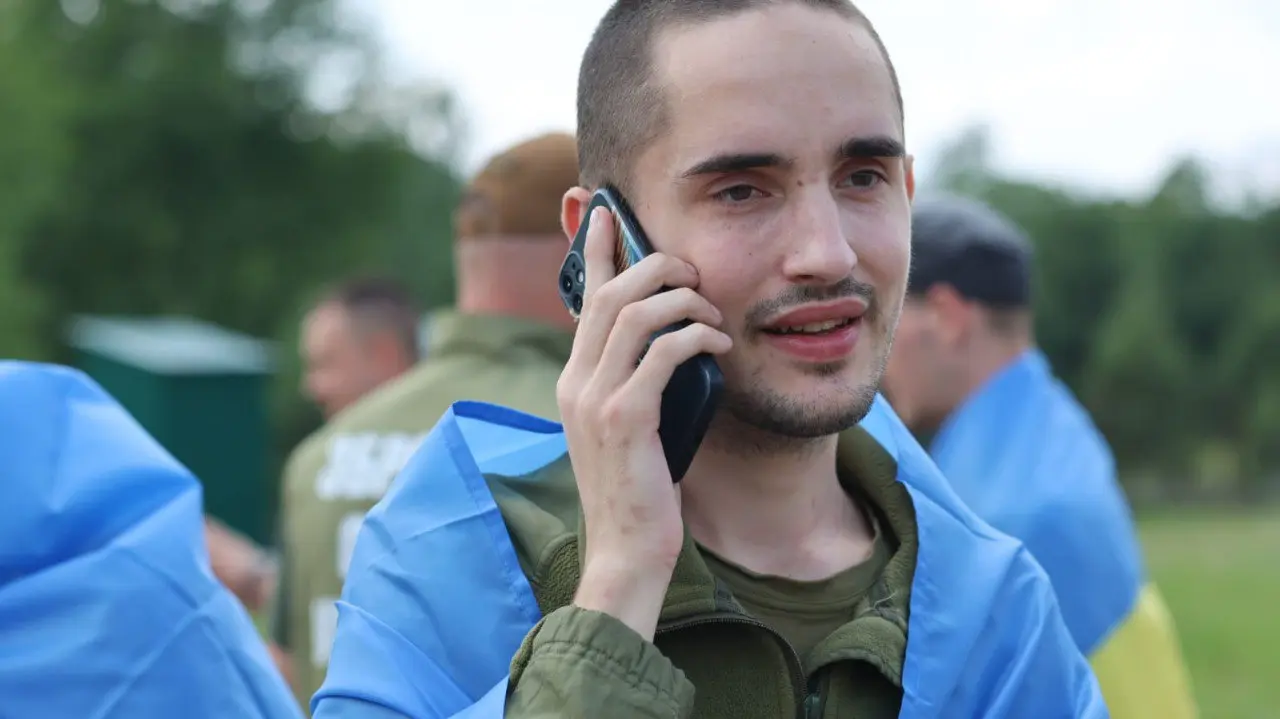 "Наконец-то дома! Слава Украине!". Зеленский показал прибытие пленных в Украину – видео