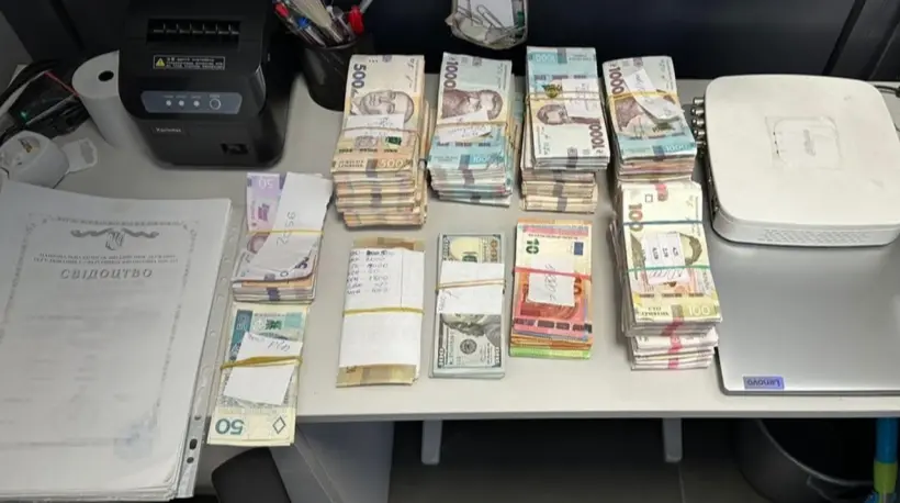БЕБ знайшло мережу нелегальних пунктів обміну валюти: вилучило 12 мільйонів