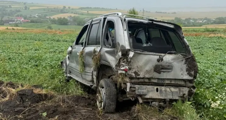 На Буковині жінка перекинулась на авто. Машина розтрощена вщент