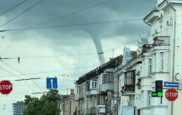 У небі над Черніговом з’явився гігантський смерч: відео