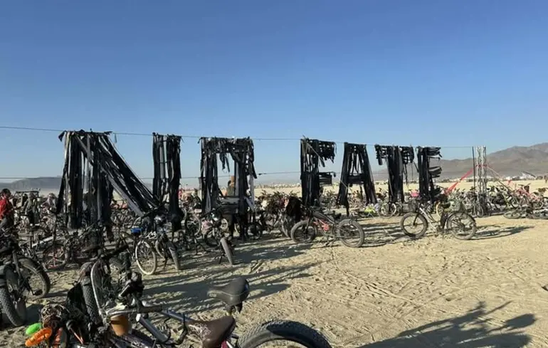 Українська “Чорна хмара” на Burning Man отримала друге життя після знищення бурею