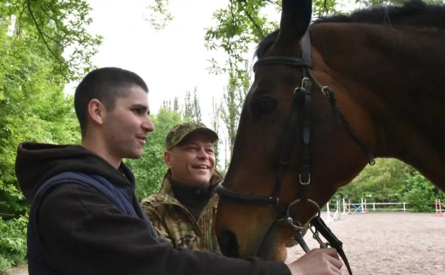 У Києві для ветеранів та ветеранок організовують заняття з верхової їзди
