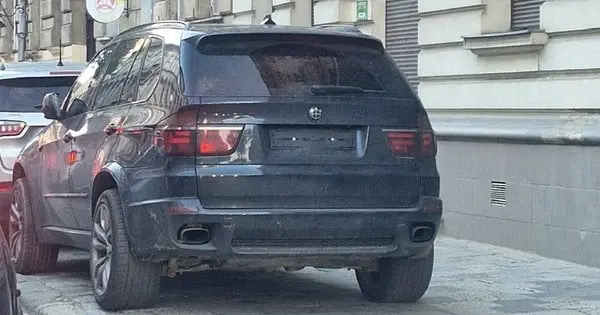 Порушники паркування знімають номери зі своїх авто просто біля відділу поліції у Львові