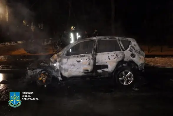 Киянина судитимуть за підпал автівок, які він видавав за машини військових