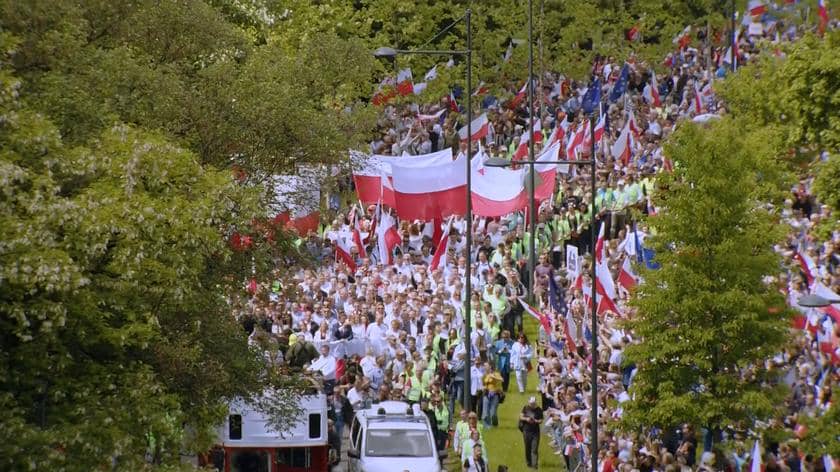 Тисячі людей у Варшаві зібрались на два паралельні марші кандидатів у президенти