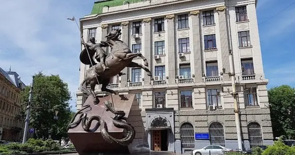 Суд оштрафував на 51 грн львів'янина, який виліз на пам'ятник біля головного управління поліції