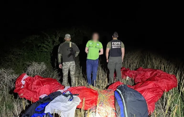 На Вінничині затримали чоловіка, який намагався перетнути державний кордон на параплані