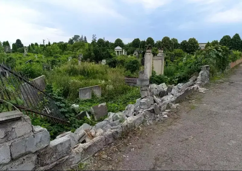 У Чернівцях планують відремонтувати аварійну огорожу історичного цвинтаря на вулиці Зеленій: там все валиться