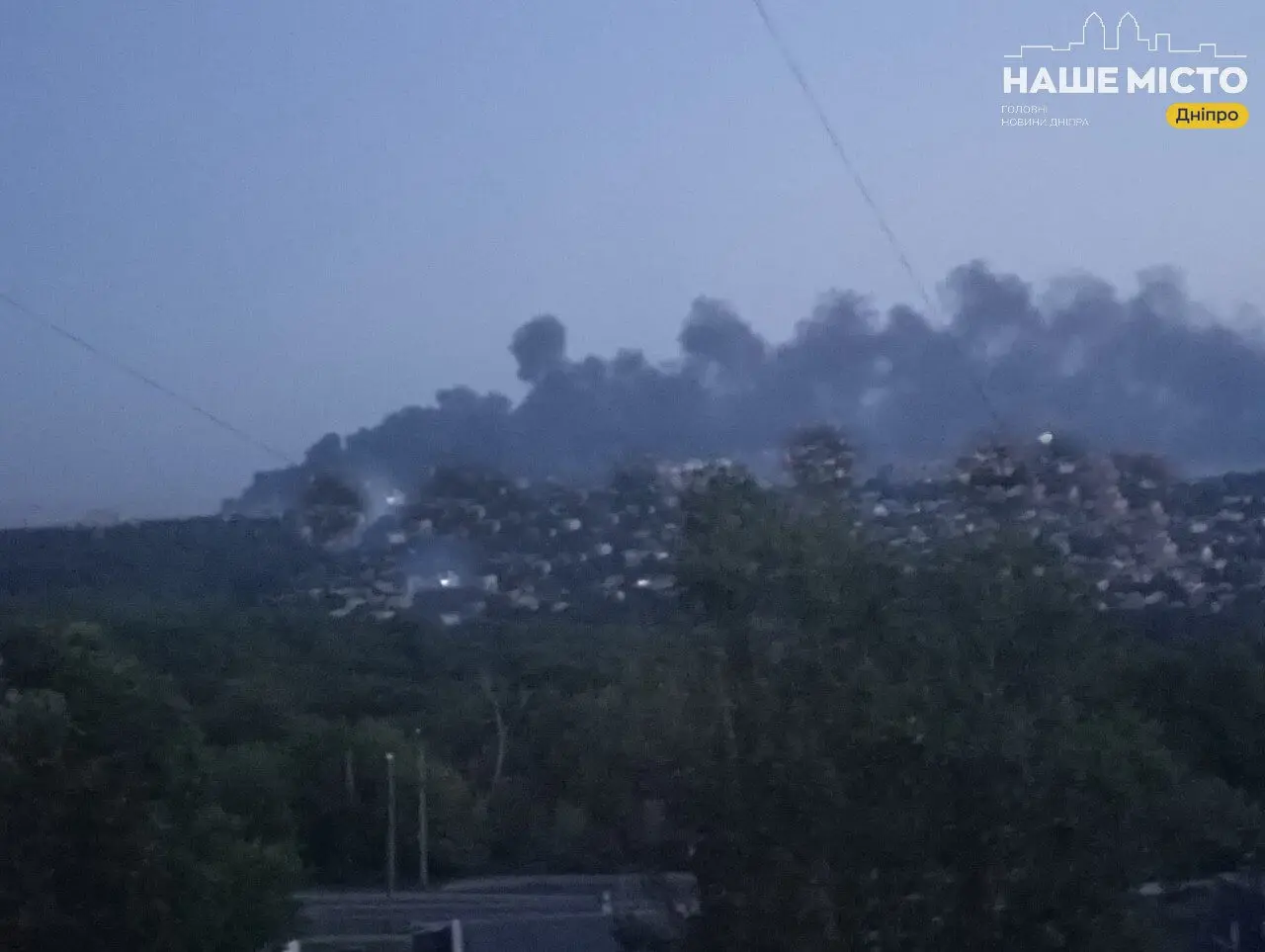 Дніпро пережив масовану комбіновану атаку: у багатьох районах міста сильне задимлення