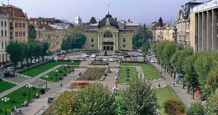 Через кав’ярню повністю обмежать рух на Театральній площі на один день