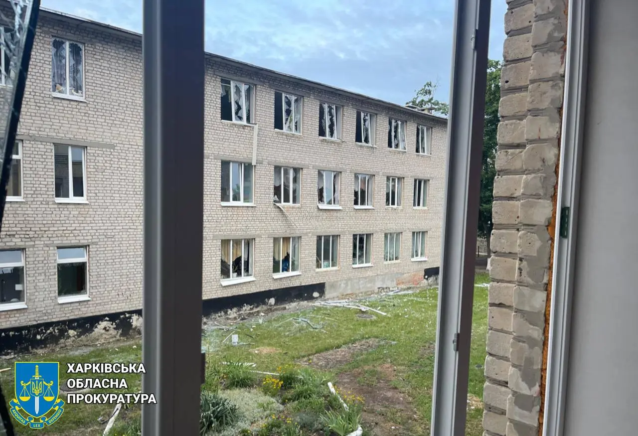 У прокуратурі показали обстріляний росіянами ліцей у Лозовій (фото)