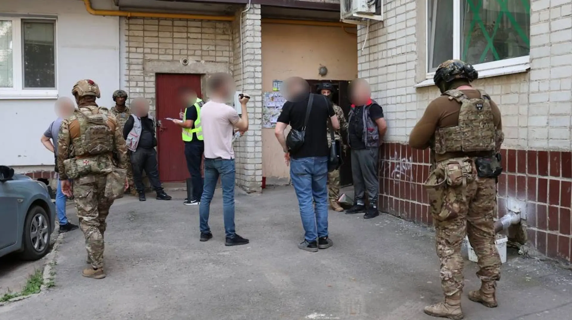 Зв’язали та заклеїли рот скотчем: у Харкові злочинна група напала на 89-річну матір бійця