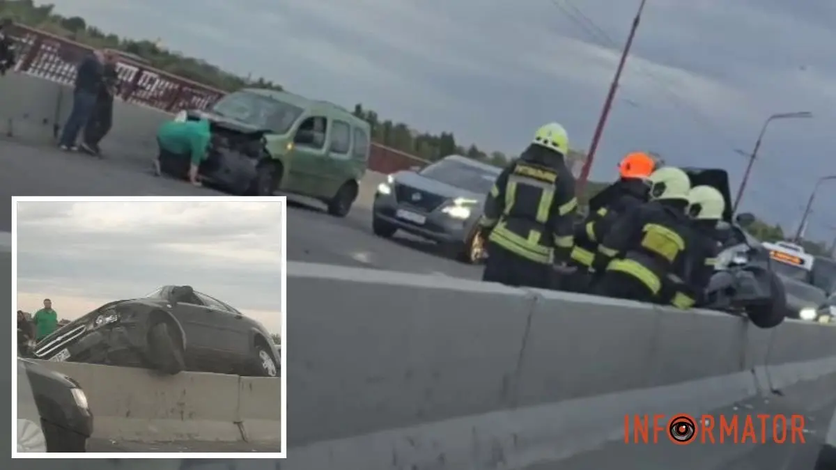 Відео моменту масштабної ДТП на Новому мосту у Дніпрі: Chevrolet повис на відбійнику, утворився затор