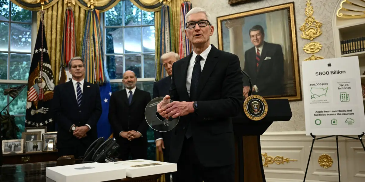 Apple подарувала Дональду Трампу золоту статуетку в 24 карати зі скла Gorilla Glass