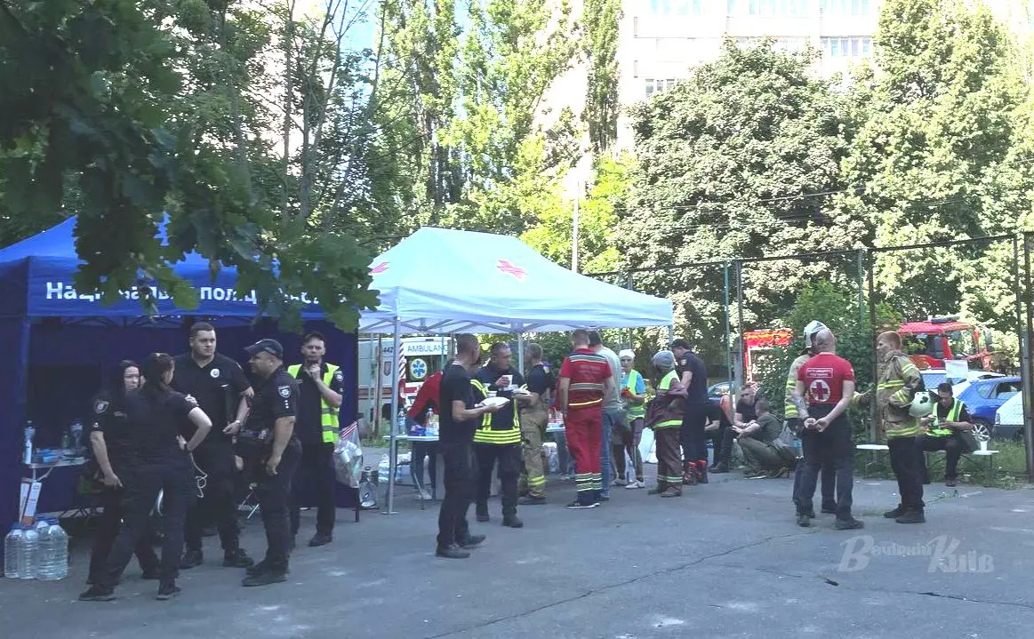 У двох районах Києва розгорнули штаби допомоги постраждалим від ворожого обстрілу