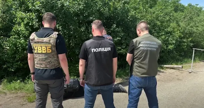 Намагались підкупити прикордонників: на Буковині затримали двох чоловіків
