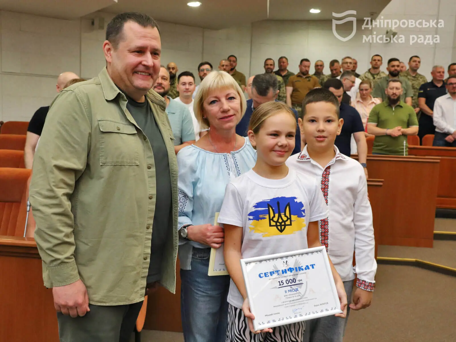Подяка від усіх містян: у Дніпрі під час сесії лікарям та освітянам вручили нагороди