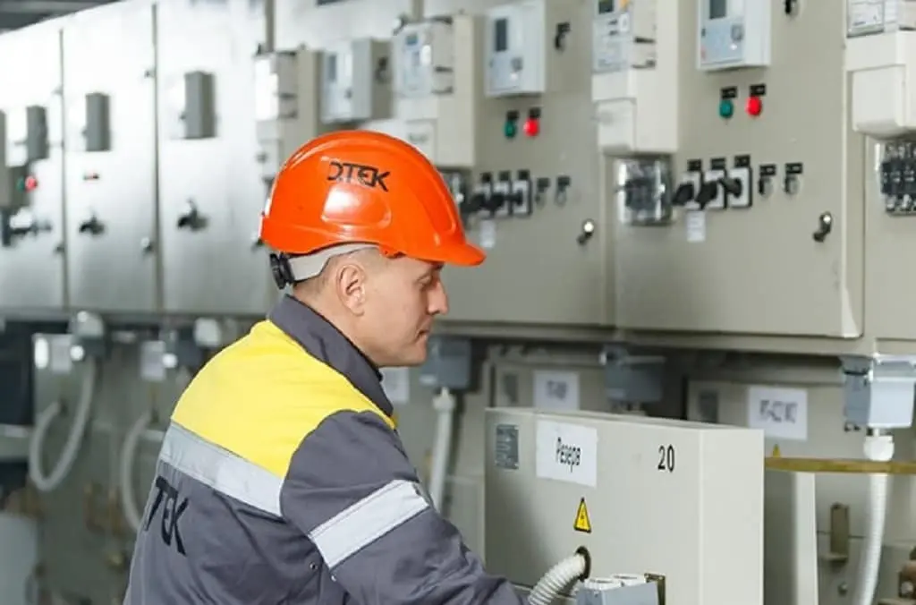 Світло поступово повертається в будинки мешканців Одеського району після атаки дронами