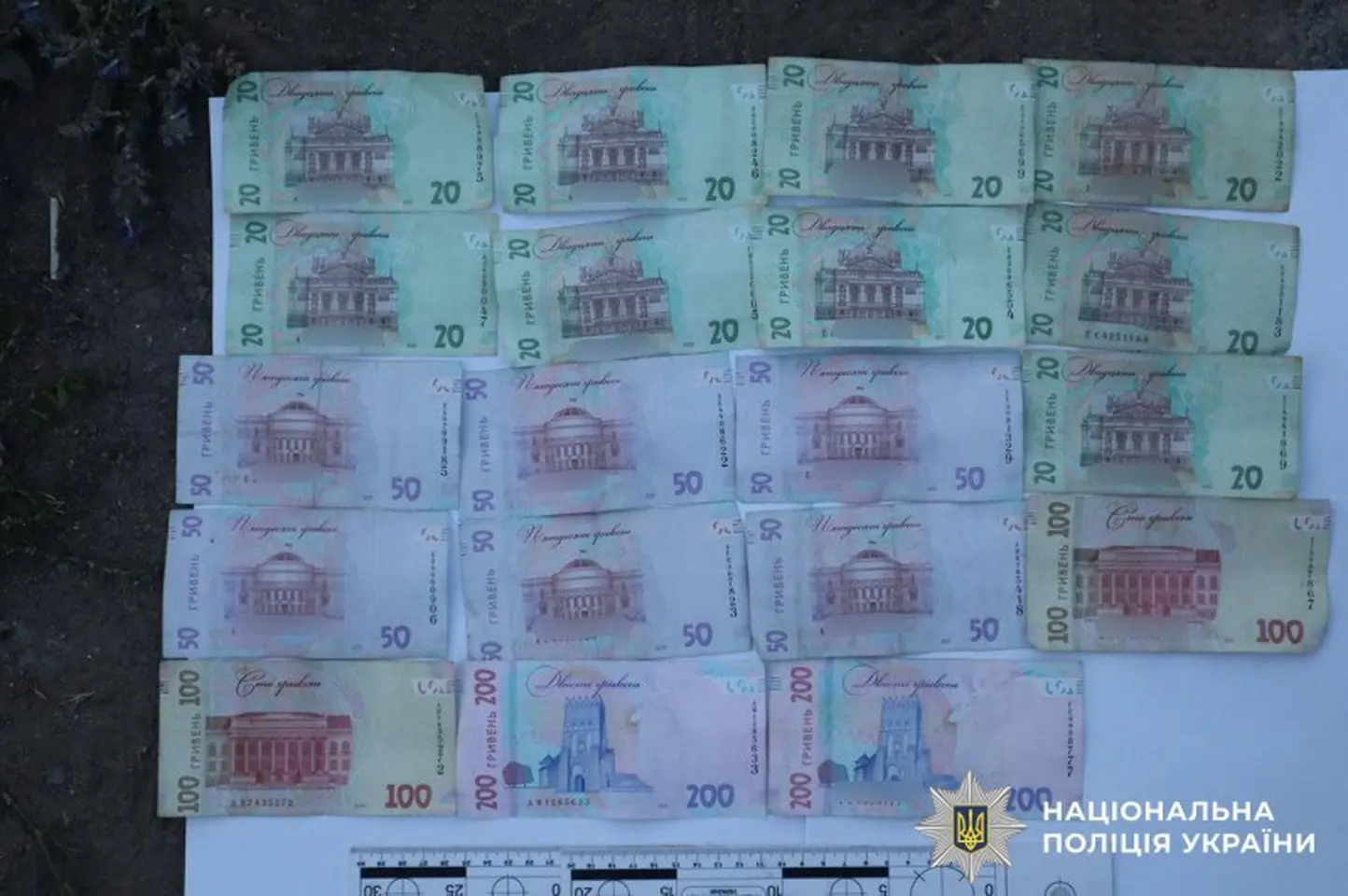 Під час застілля чоловік побив знайому і викрав у неї гроші й телефон на Вінниччині