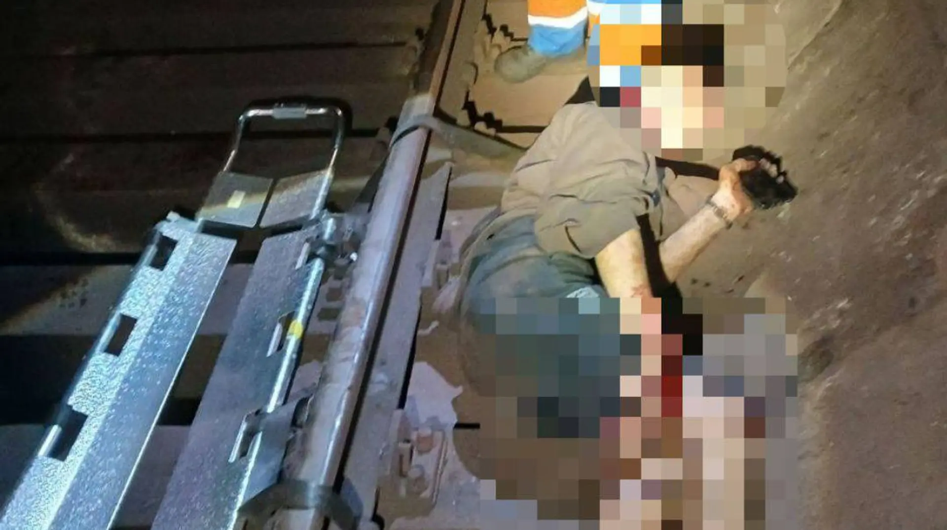 Хотів вразити підписників: у Києві 19-річний блогер зачепився за вагон метро, а потім впав на колію