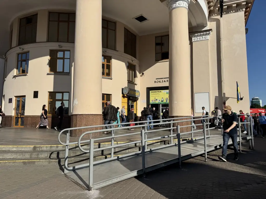 У столиці на станції метро «Вокзальна» встановлюють пандуси