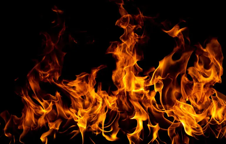 У Миколаївській області спалахнула пожежа на складі боєприпасів, триває детонація