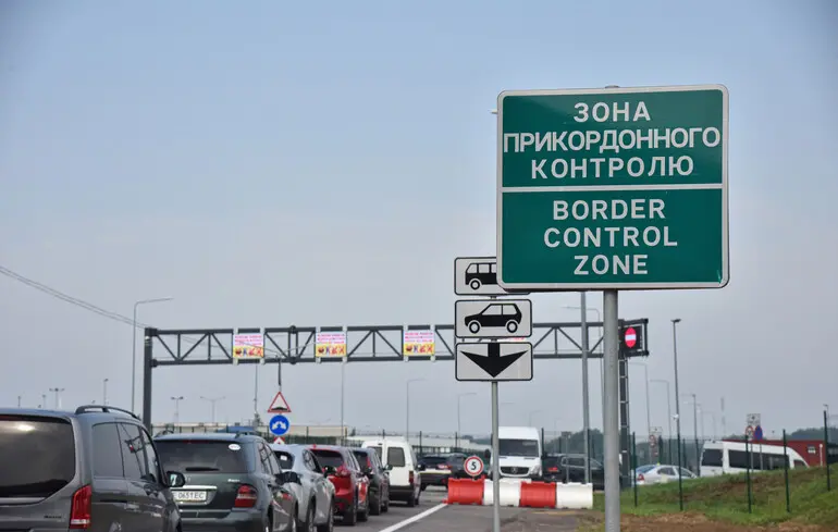 Мінкульт дозволив виїзд  за кордон  3000 чоловіків, які потім не повернулися – Железняк
