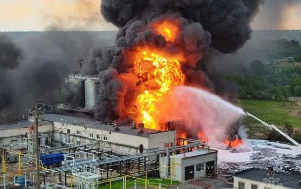 У Росії виникла масштабна пожежа біля НПЗ "ЛУКойл": що відомо (відео)