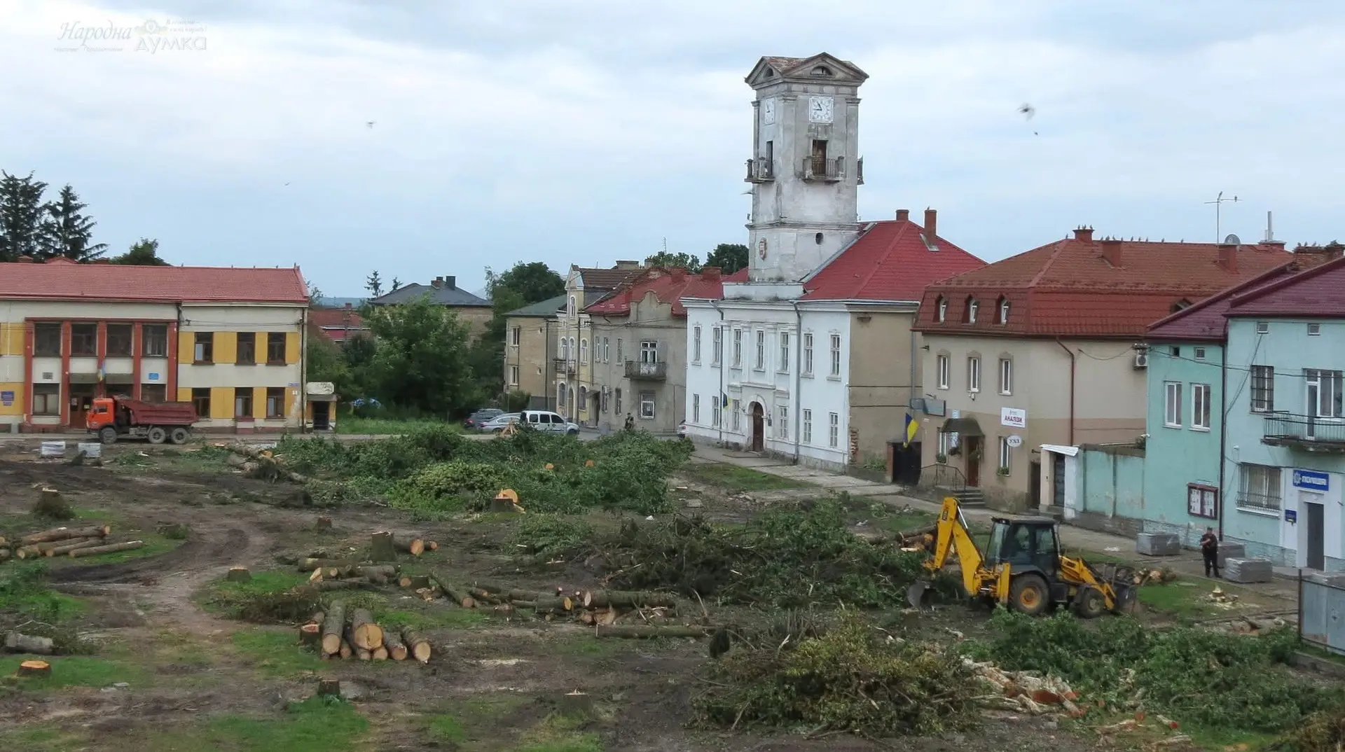 У Городку на Львівщині вирубали сквер у центрі міста: що відбувається