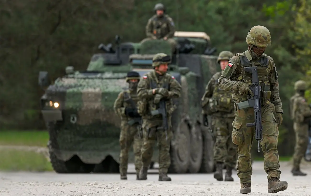 У Польщі викличуть сотні тисяч людей до військових комісій: кого торкнеться