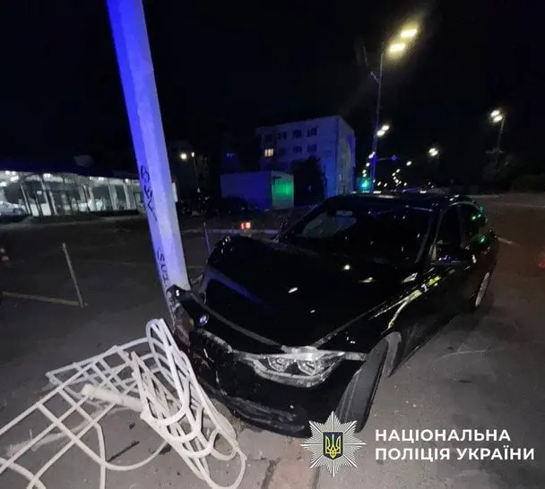 У Києві працівник автомийки викрав BMW клієнта та розбив його: фото і деталі від поліції
