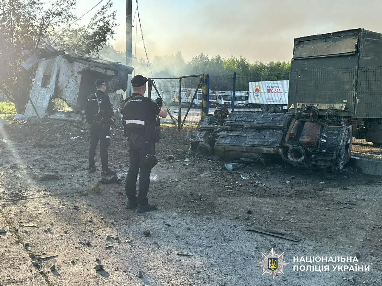 Через ліквідацію наслідків ворожої атаки рух на вул. Сирецькій та вул. В’ячеслава Чорновола перекритий, транспорт курсує зі змінами