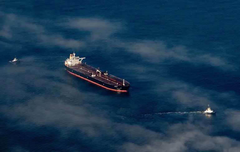 Російський танкер перевантажує нафту у відкритому морі біля Греції