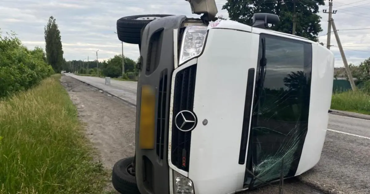 На Харківщині перевернувся мікроавтобус із пасажирами 