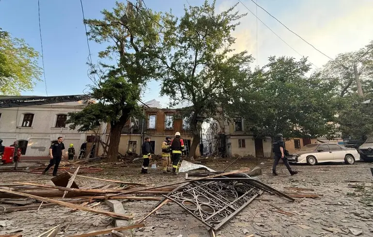 В Одесі більше 10-ти поранених, рятувальники шукають людей під завалами: в ОВА показали наслідки масованої дронової атаки