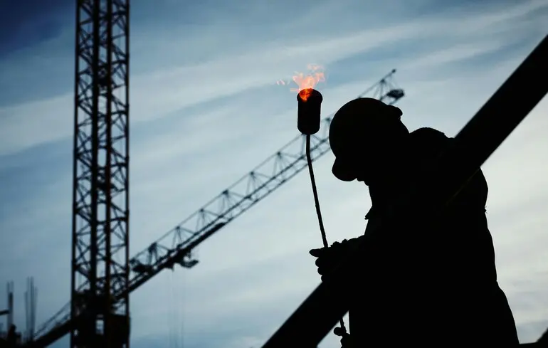 Глобальні інвестиції в видобуток нафти скорочуються, але не видобуток — JP Morgan