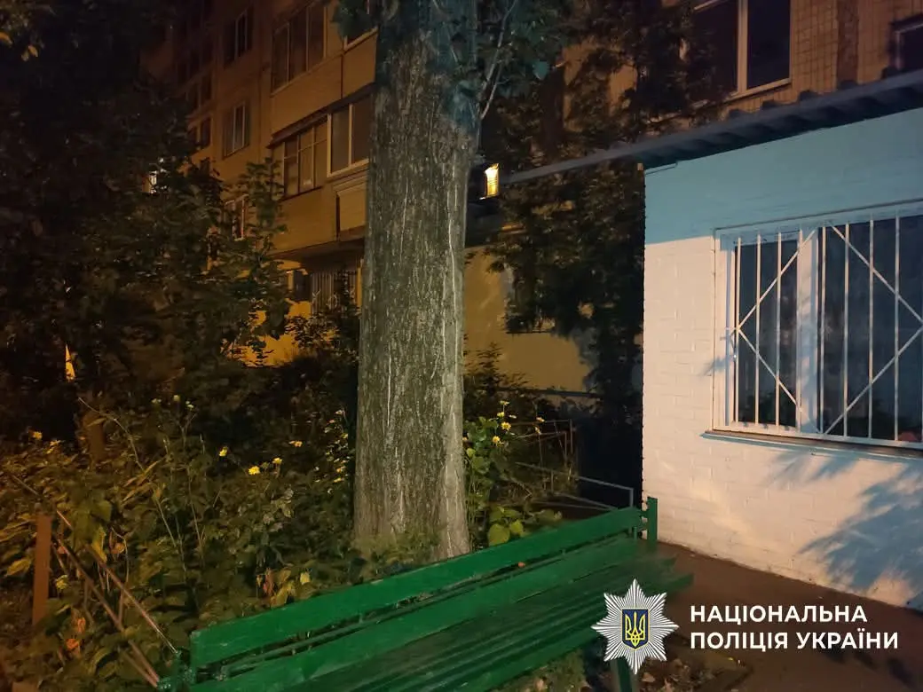 У Києві чоловік через борг жорстоко поранив знайомого ножем (фото)