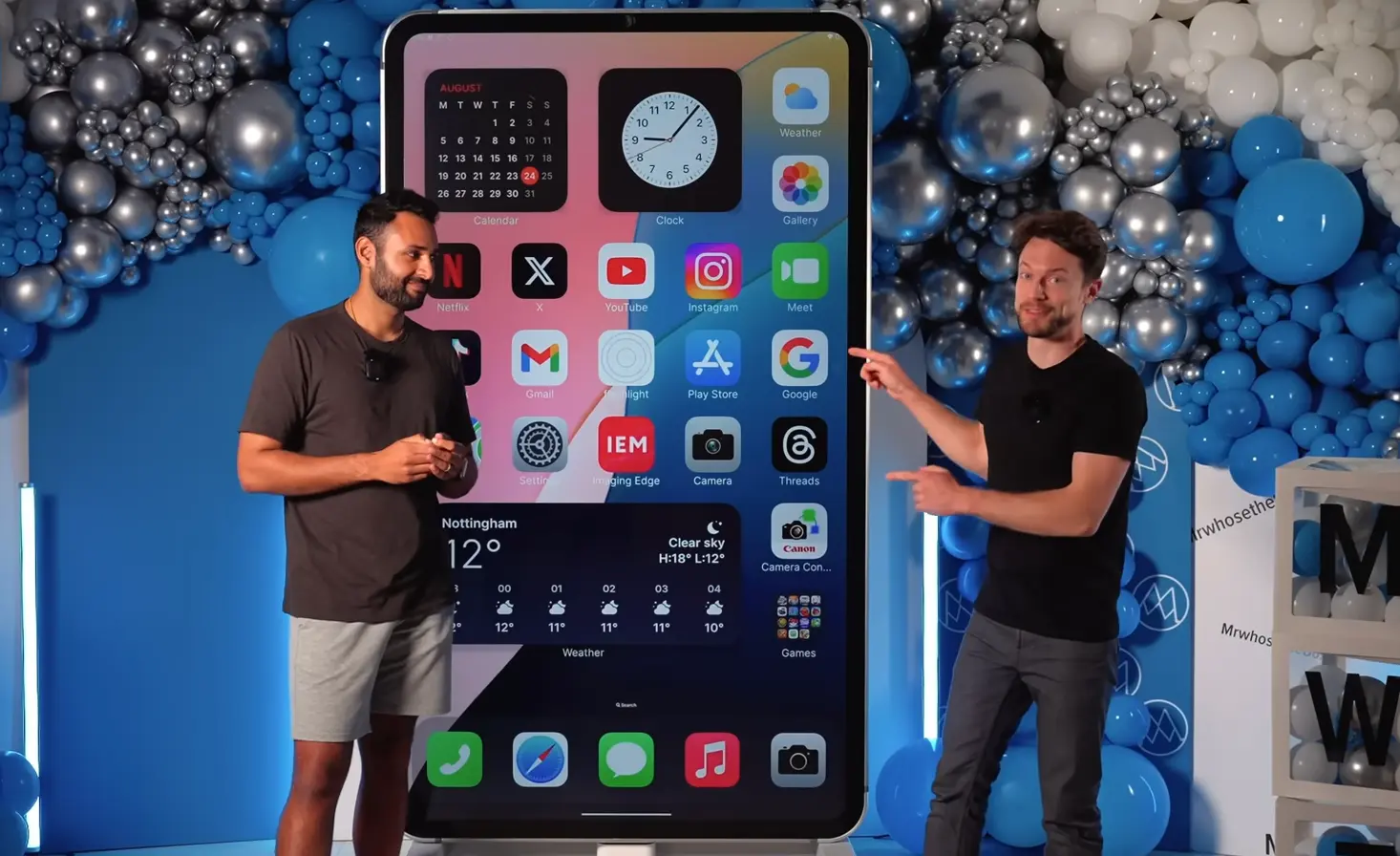 YouTube-блогер створив найбільший у світі iPhone з ліхтарем на 400 Вт