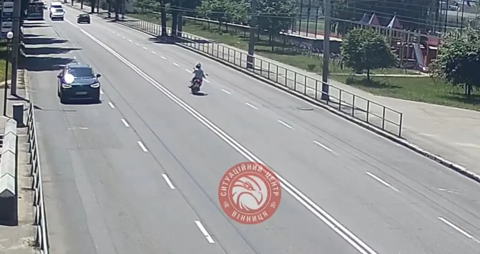 У Вінниці камери зафіксували, як мотоцикліст на ходу злетів з свого транспорту