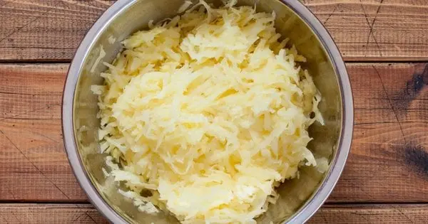 Ніколи не робіть це, якщо хочете приготувати ідеальні деруни: як правильно терти картоплю