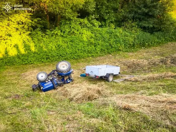 В Чернівецькій області перекинувся трактор: водій загинув на місці (фото)