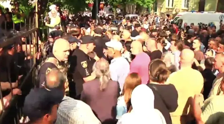 Люди полізли через паркан Свято-Духівського кафедрального собору в Чернівцях