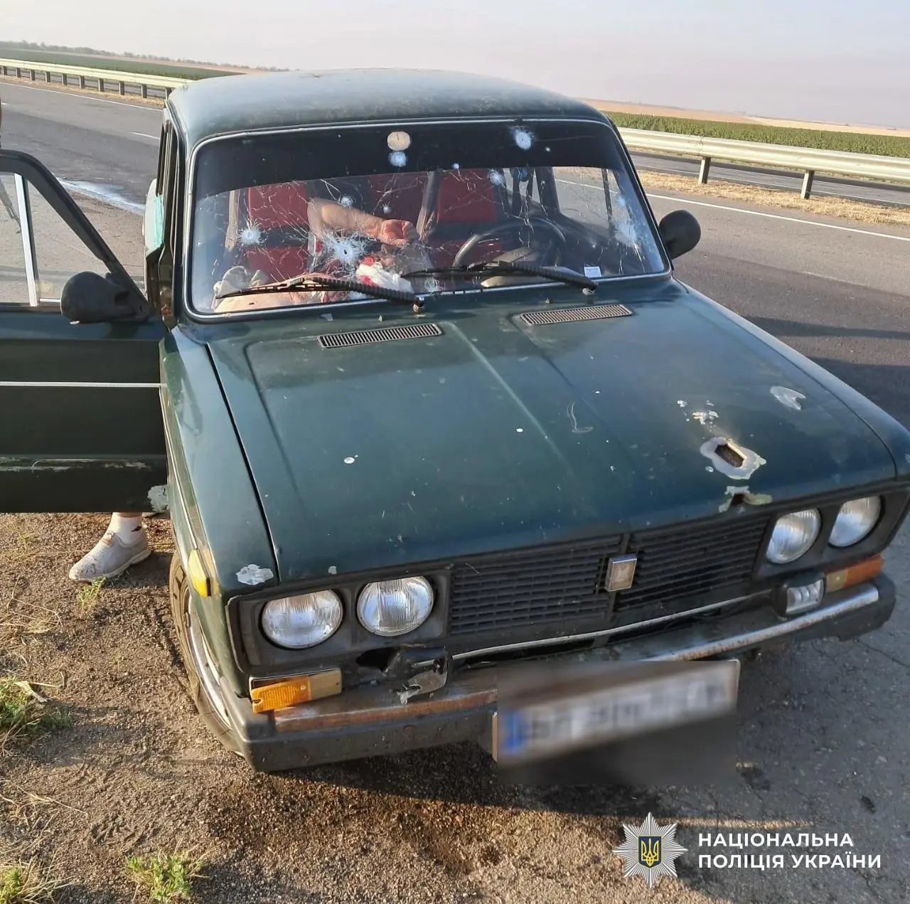 Ворожий дрон атакував цивільний автомобіль: херсонські поліцейські врятували поранених