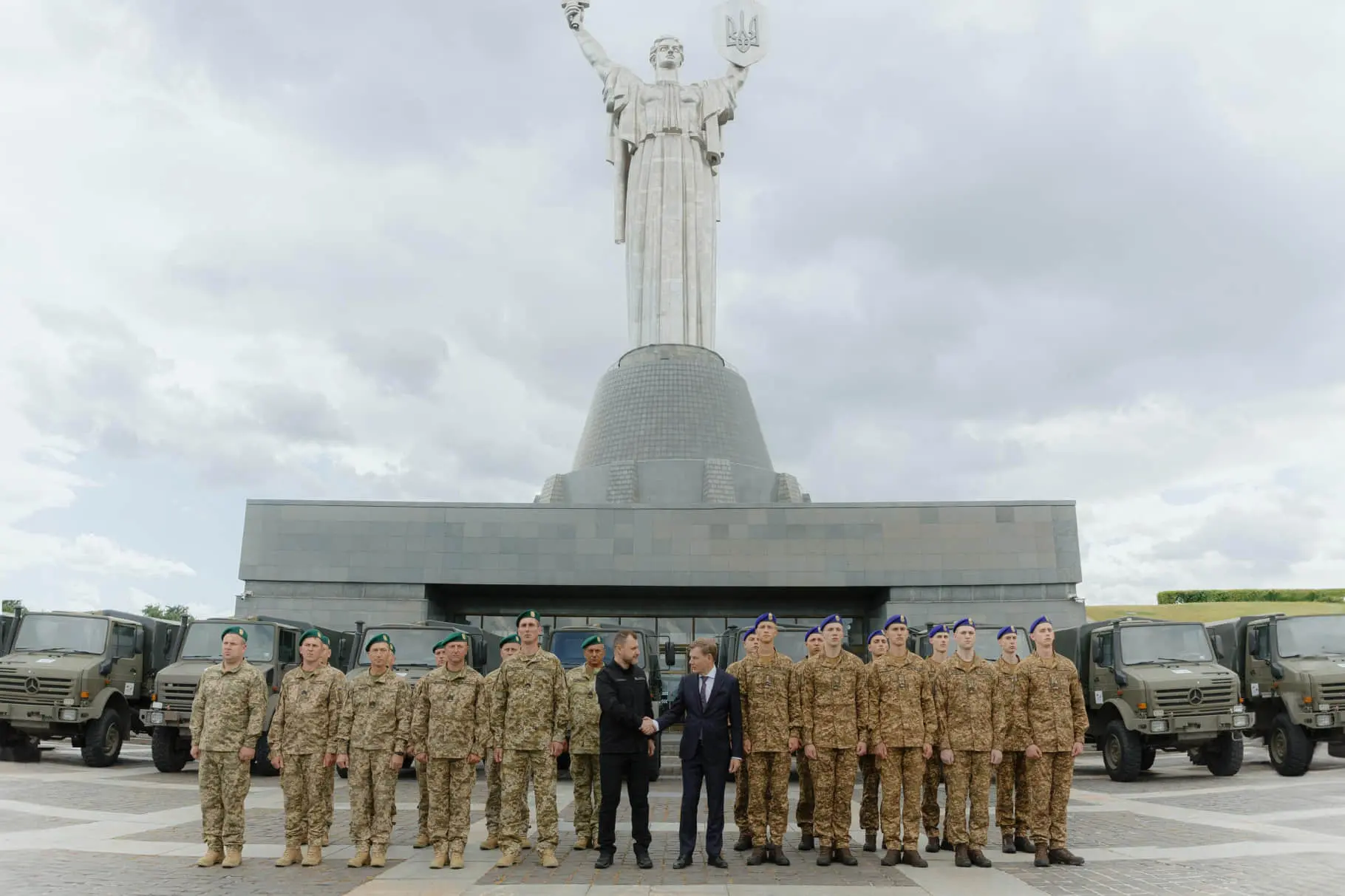 Глава МЗС Німеччини передав нацгвардійцям та прикордонникам партію автівок