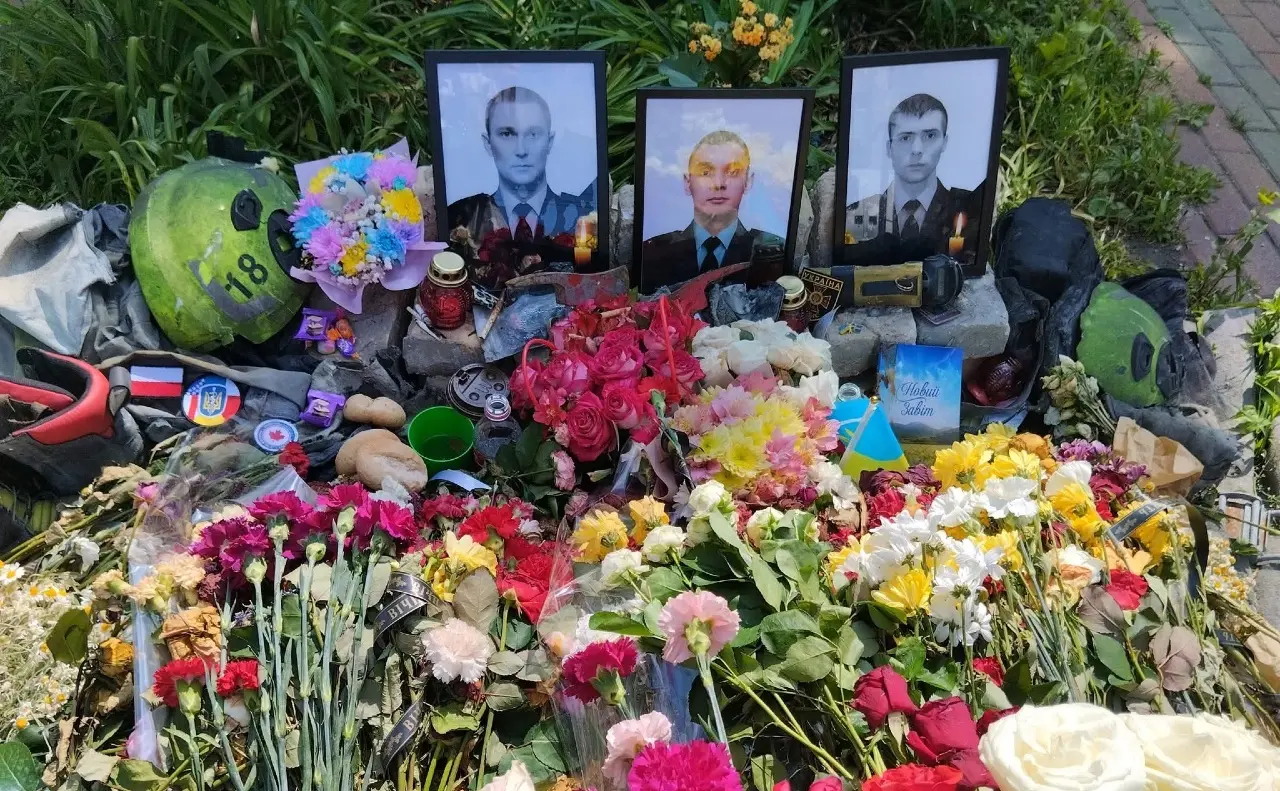 Рідні та колеги просять присвоїти звання Героя України трьом київським рятувальникам