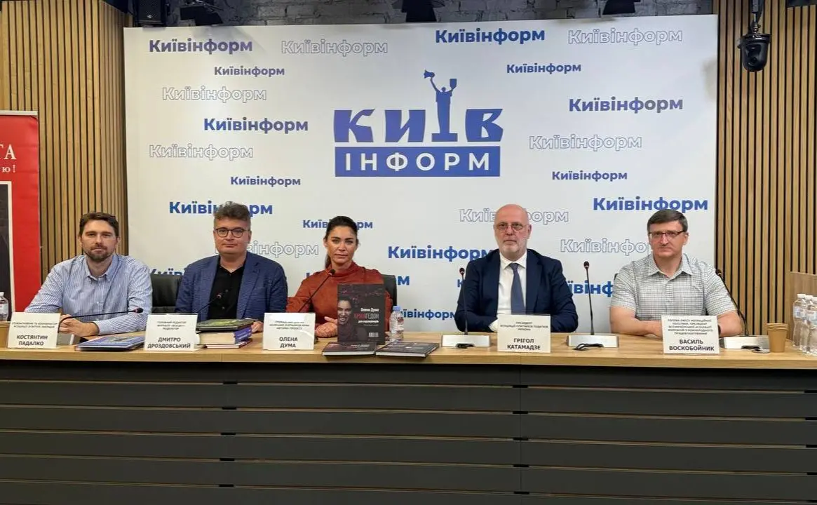 У столиці презентували гуманітарний проєкт, що передає книги шкільним бібліотекам на прифронтовій території