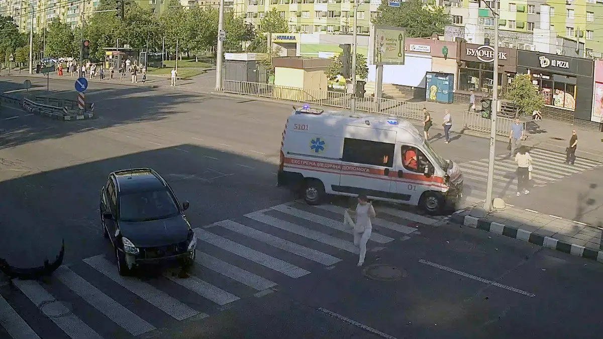 Відео моменту: у Дніпрі на Слобожанському проспекті “швидка” після зіткнення з Nissan ледь не в’їхала в натовп