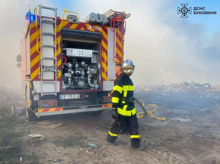 Масштабні пожежі на Буковині. Горіло пів гектара сміттєзвалища та 2 гектара сухої трави