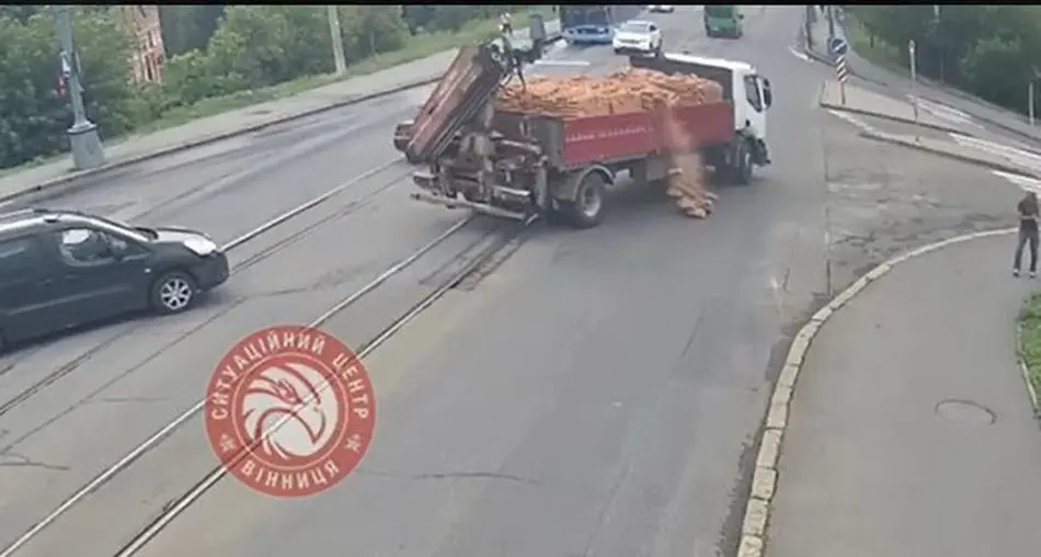 Перед центральним мостом Вінниці з вантажівки посипалась цегла
